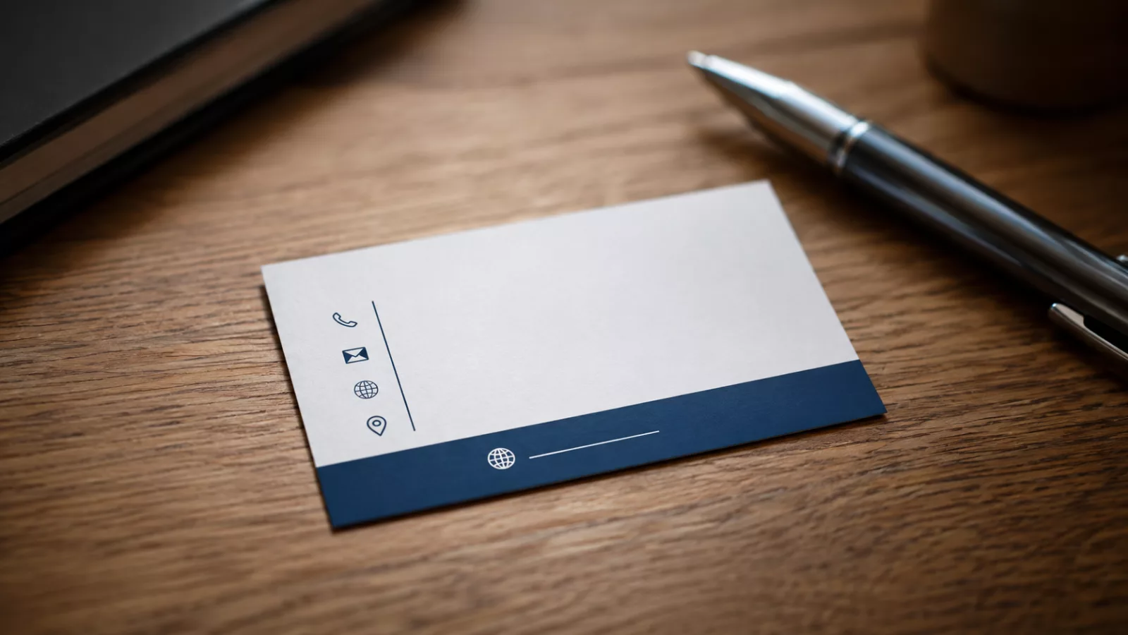 Carte de visite d'artisan posée sur un bureau, avec une adresse de site internet