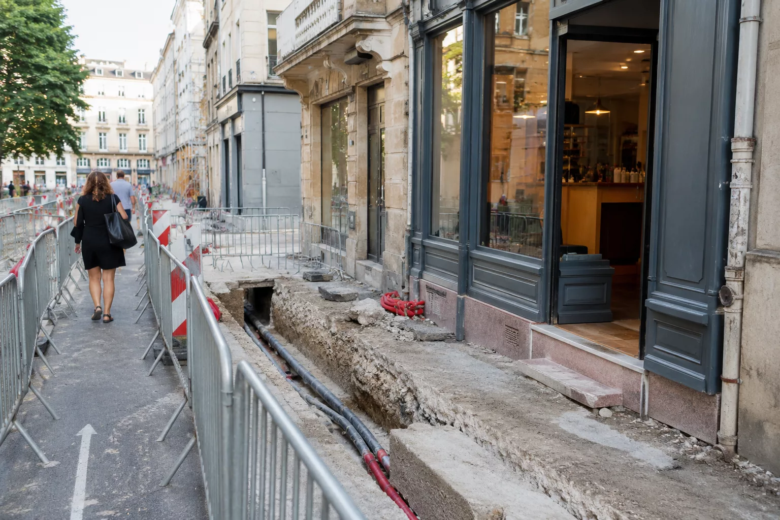 Chantier de voirie devant la devanture d'un commerce resté ouvert en centre-ville