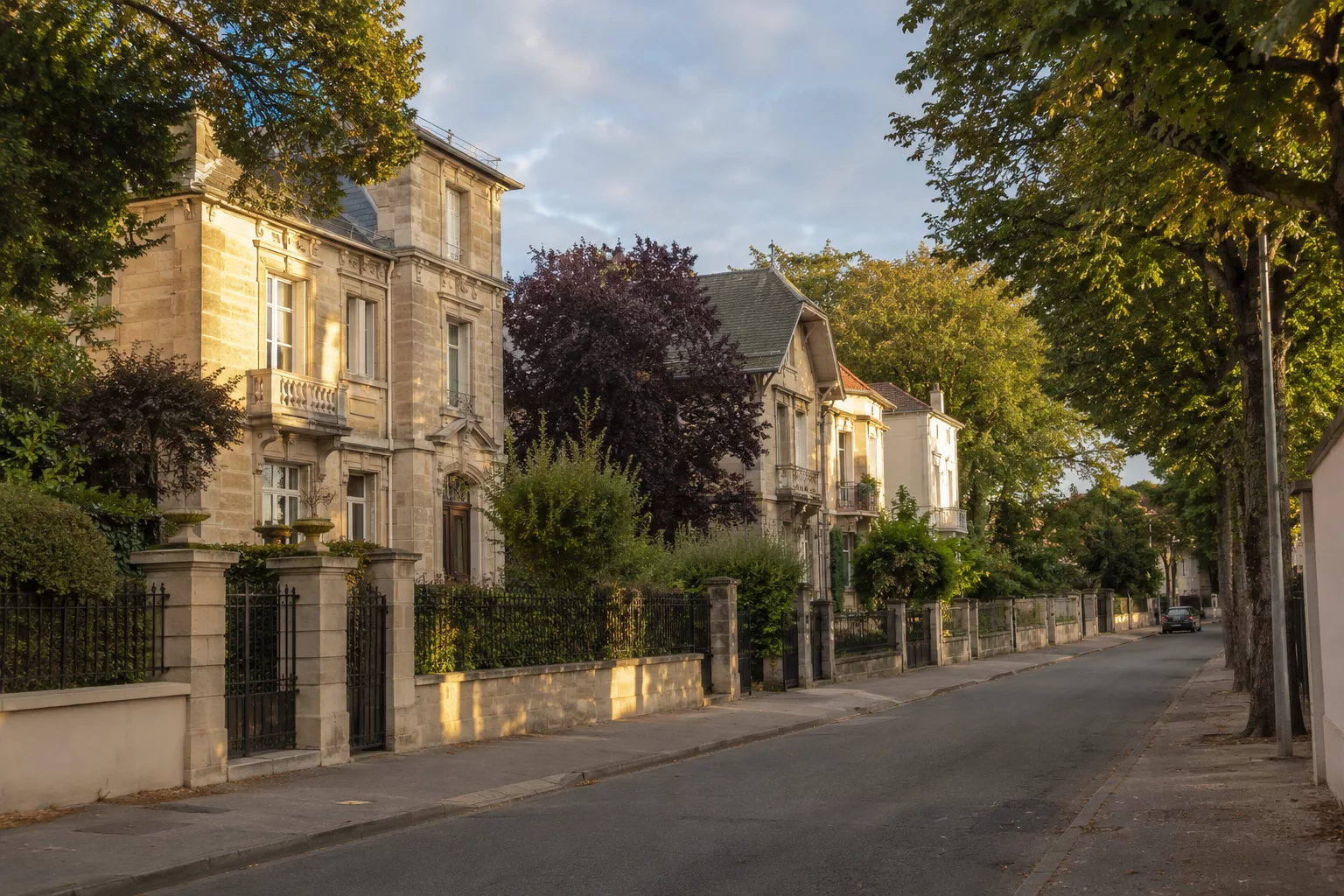 Maisons anciennes en pierre de taille dans une rue résidentielle de Villers-lès-Nancy